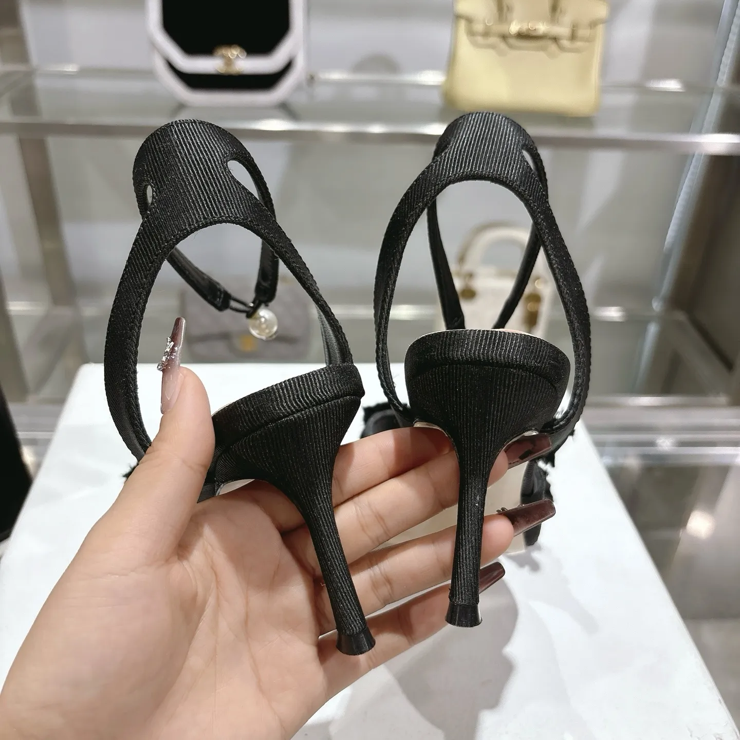 👟👟Ex-factory price 520👟👟 🎆Fringed webbing women's shoes Dior Dior 2024 spring and summer catwalk new Adiorble women's shoes CD star's same fashion tassel bow square head pearl letter logo hardware buckle high-heeled hollow sandals The top high-end version on the market Upper: original customized tassel grosgrain Lining: sheepskin lining foot pad Outsole: Italian leather outsole Heel height: 8.5cm Size: 34-41 (34.40.41. Customization is non-refundable)